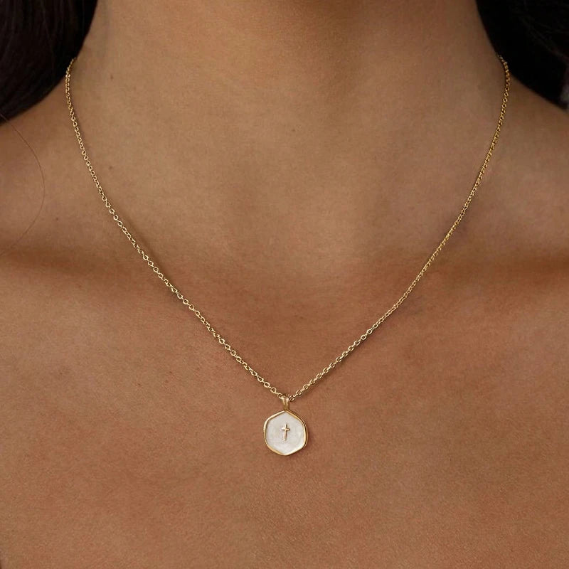 Collana di protezione con perla e croce