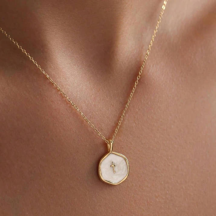 Collana di protezione con perla e croce