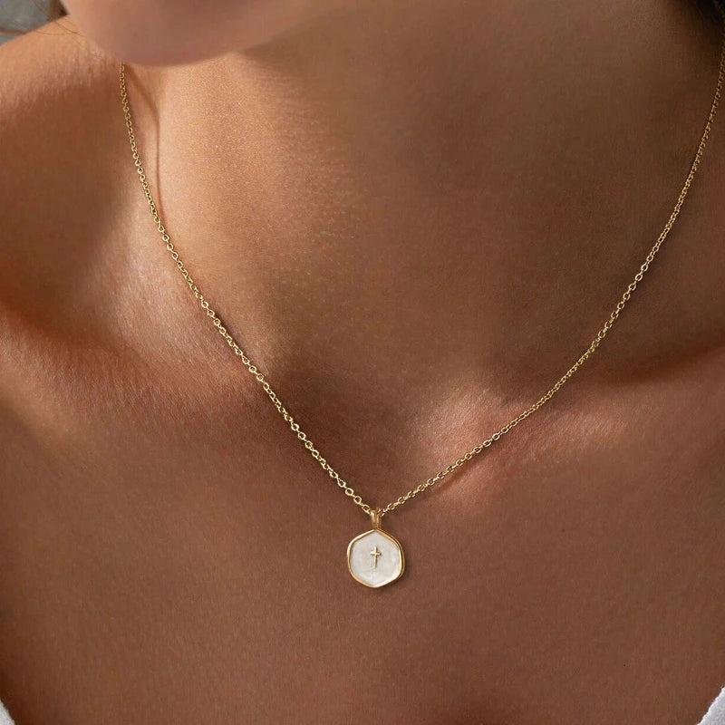 Collana di protezione con perla e croce