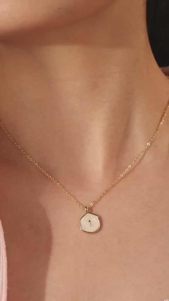 Collana di protezione con perla e croce video